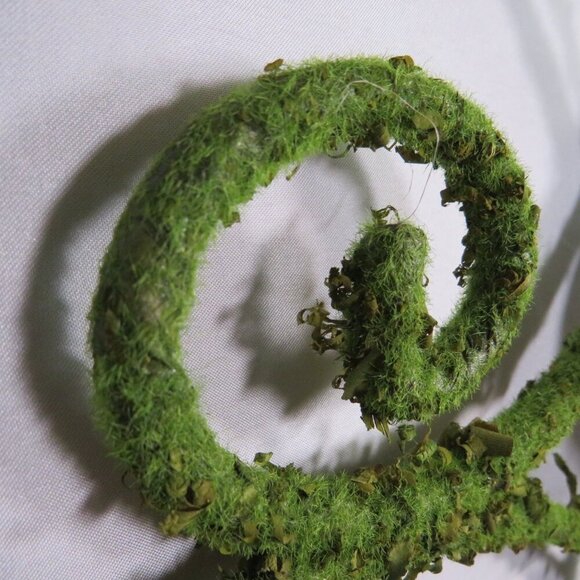 Green Botanical Wreath with "Family" Ceramic Plaque Faux Moss Thick Metal - Picture 7 of 12
